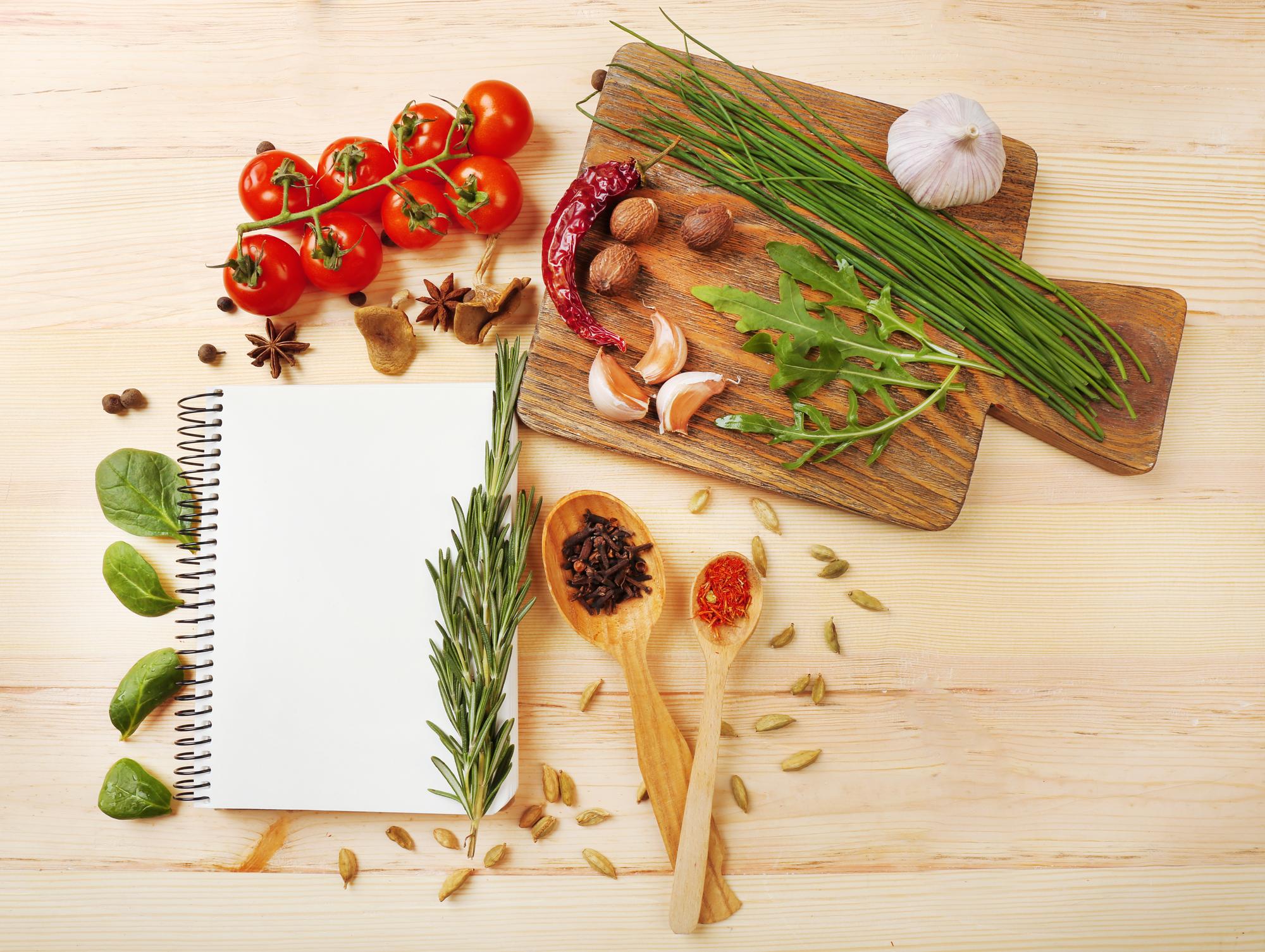 Tavola con ingredienti freschi e appunti di ricette