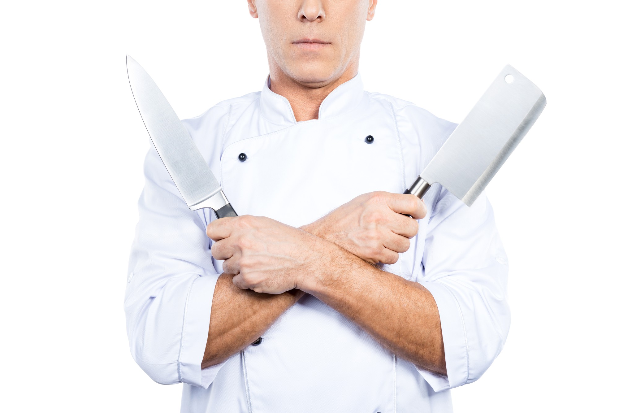 Chef che spiega una tecnica di cucina in una cucina luminosa