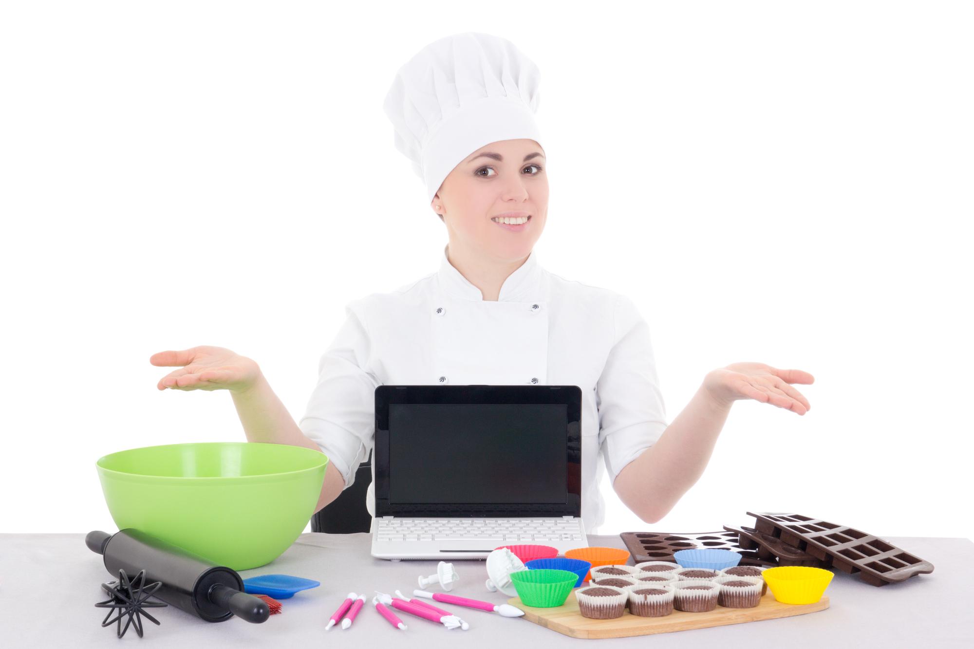 Insegnante che corregge un allievo di cucina